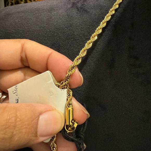 ANTHONY JACOBS
18K Goldplated Necklace with Simulated Diamond Lion Pendant - Picture 6 of 7